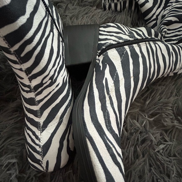 New never worn Journee Collection Boots 
Macy’s Size 6 Tall Riding Boots - Picture 5 of 13